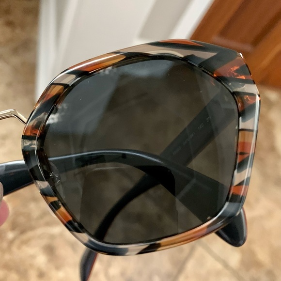 Look fantastic with these fashionable and sleek Prada sunglasses! - Picture 3 of 4